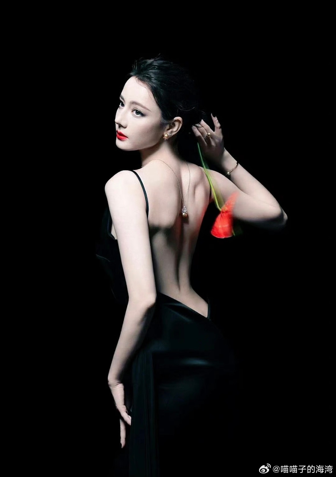迪丽热巴练出一身肌肉线条女明星不拘泥于白幼瘦，有力量的美感，这线条太美了 