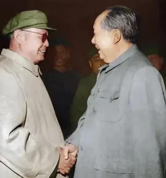 毛主席倚重的叶帅！
“吕端大事不糊涂！”这是毛主席对叶帅的赞誉。从长征路上的“草