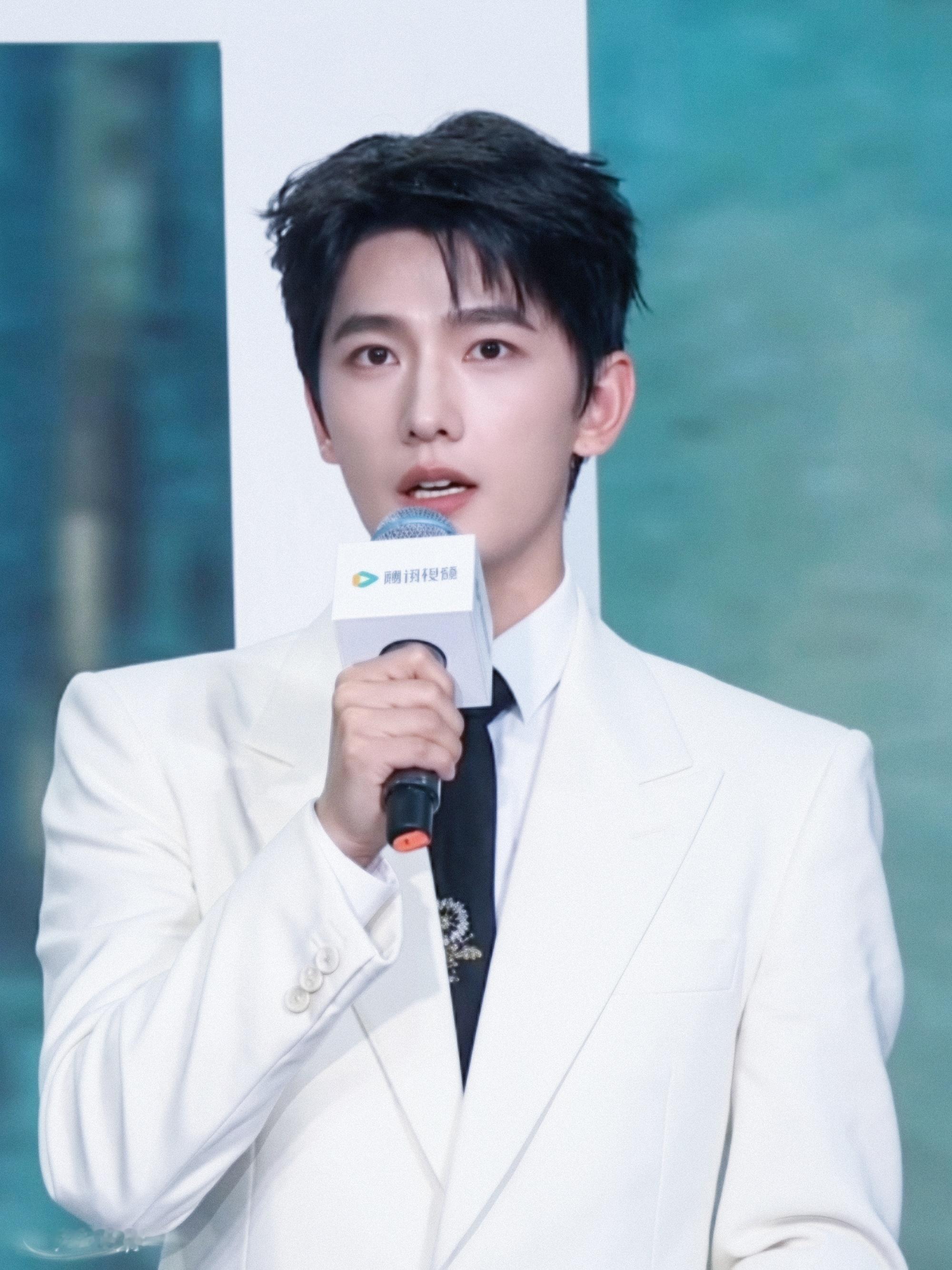 杨洋624鹅厂直播截修，我们小羊今天是白马王子啊