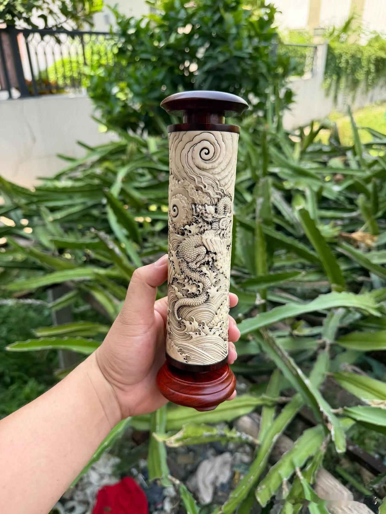 龙纹一上香楼，气势一下就出来了。

猛犸精品全手工雕刻，龙身沿着器壁盘旋而上，鳞