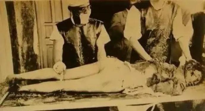 1938年，中国女孩被带到了日军医生新井田的手术室，虽然等待她的不是侵犯，但却是
