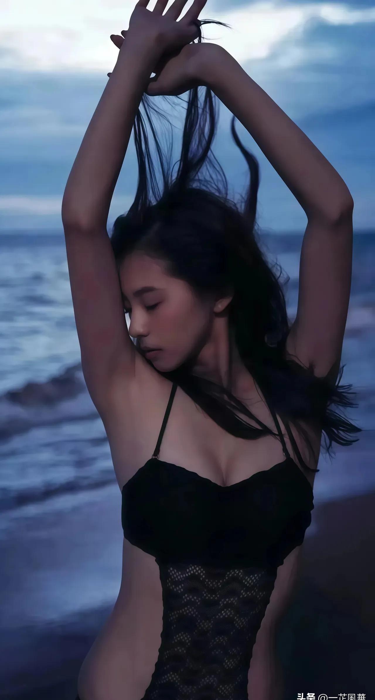 一个曾经每天给新生儿剪脐带的女助产师，如今却成了让网飞观众疯狂的国际女星。
这个