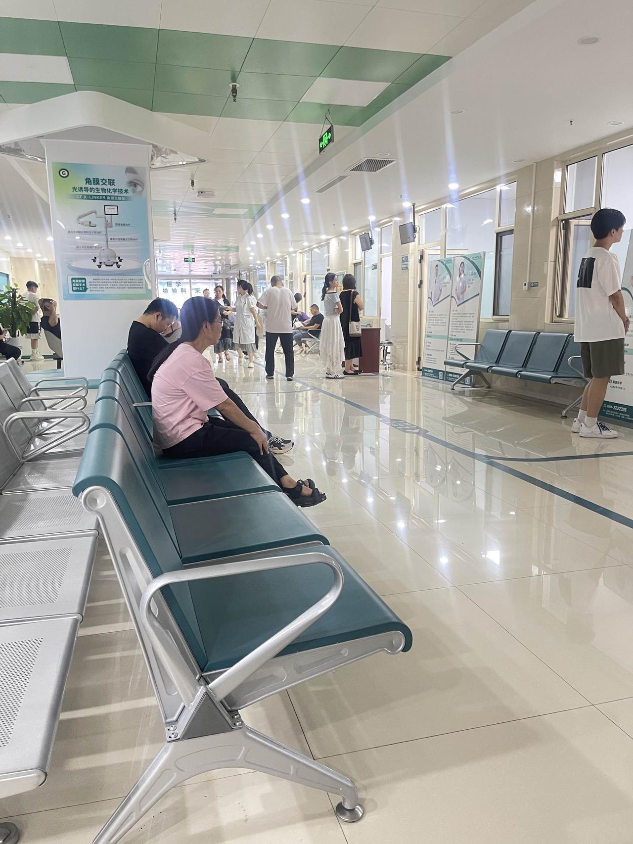 医院里做近视矫正手术的人多，主要有以下原因：

现实需求方面

• 职业规划需求