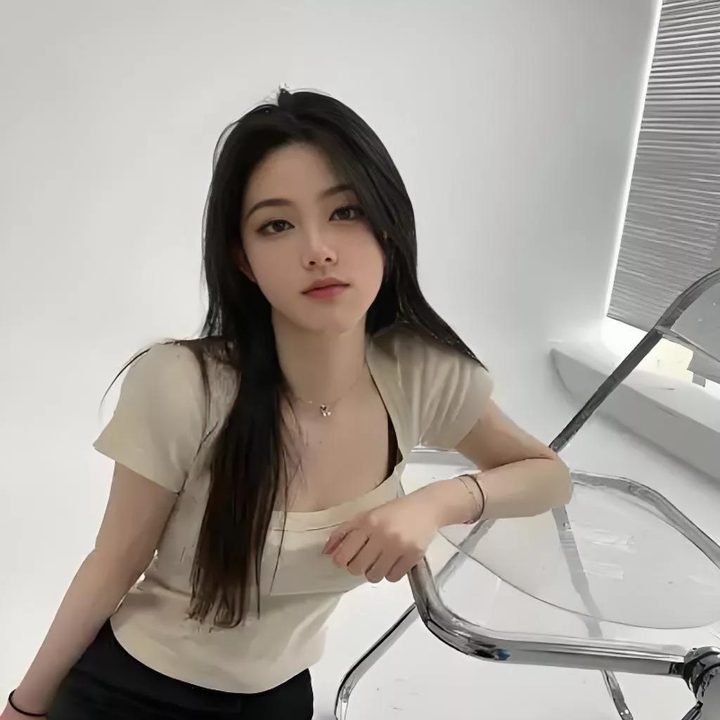 优雅气质女孩，简约白色背景，清新自然美。温柔白裙写真 自然纯美女照 淡雅女生 白