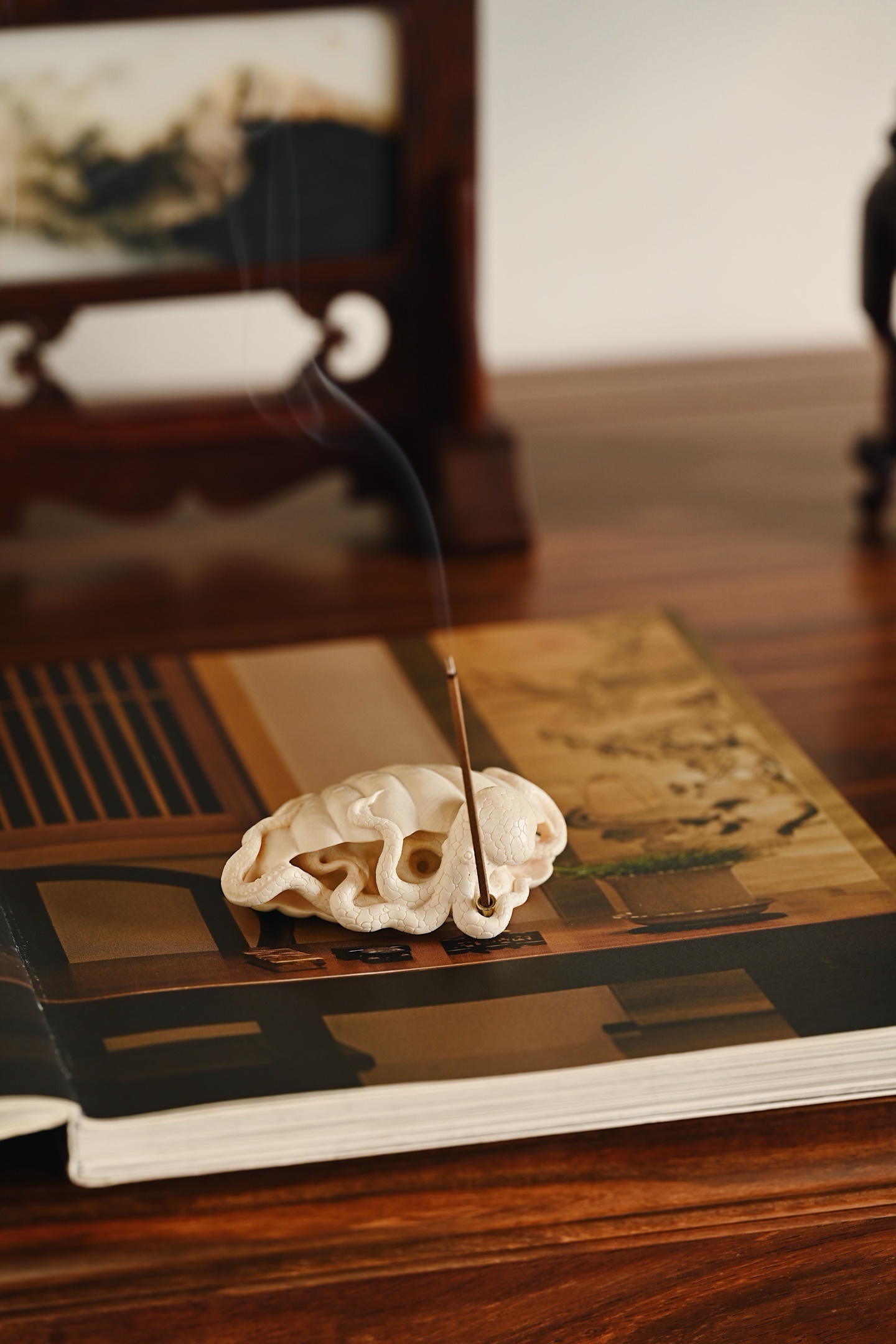 猛犸 | 八方来财 香插全手精心雕作，刀法工致精微却不失灵动气韵，贝壳莹润饱满，