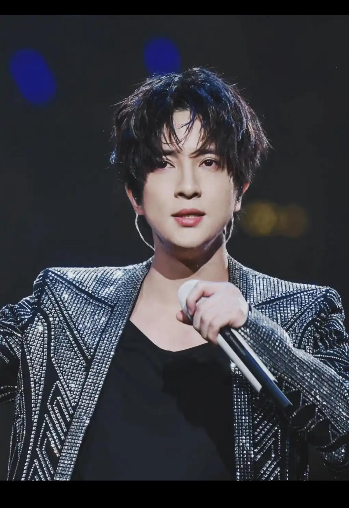 这次薛之谦被旧事重提为啥总扯不清？原因其实很简单，李雨桐这些年的操作太矛盾。 李