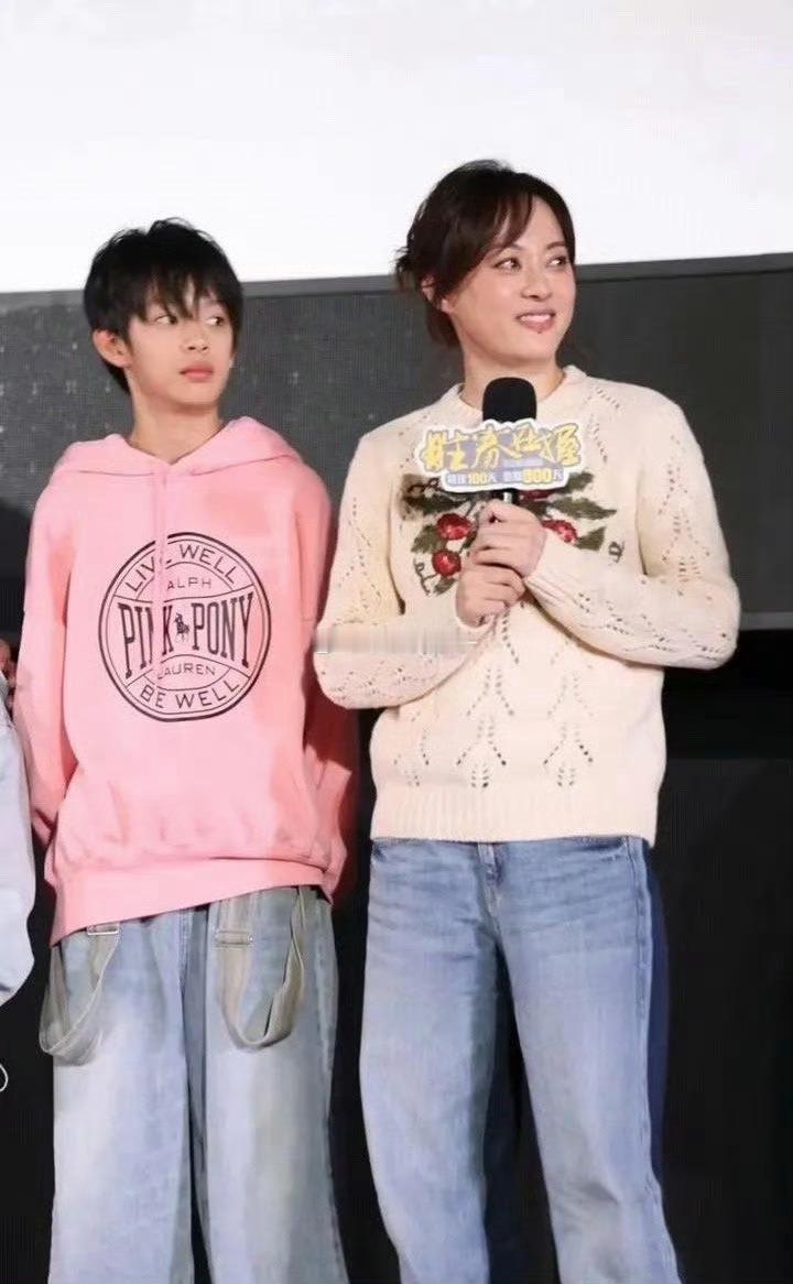 偶遇孙俪儿子打篮球  近日，有网友在上海某篮球训练中心偶遇孙俪儿子等等打篮球，身