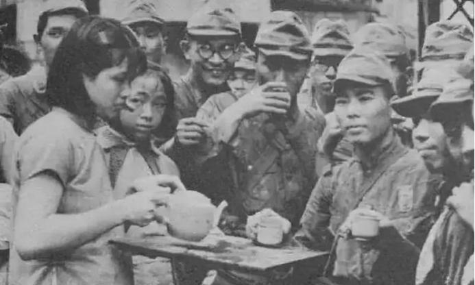 1941年，怀孕2个月的梅玉英正在门口切南瓜，3个日本士兵坏笑地朝着她走来，并把