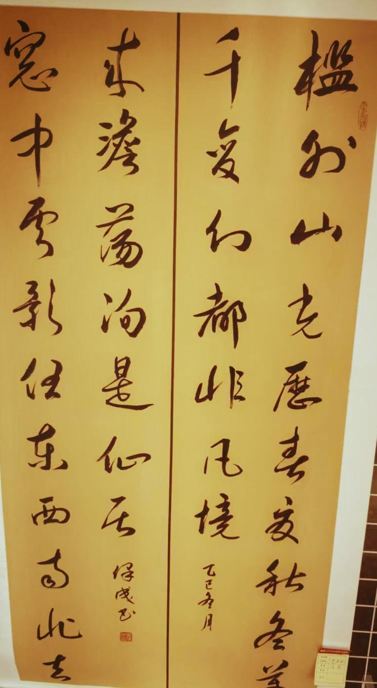 古风书法对联着实韵味悠长。恰似唐根缠所书的对联，笔力刚健，每一个字都仿若挺拔的青