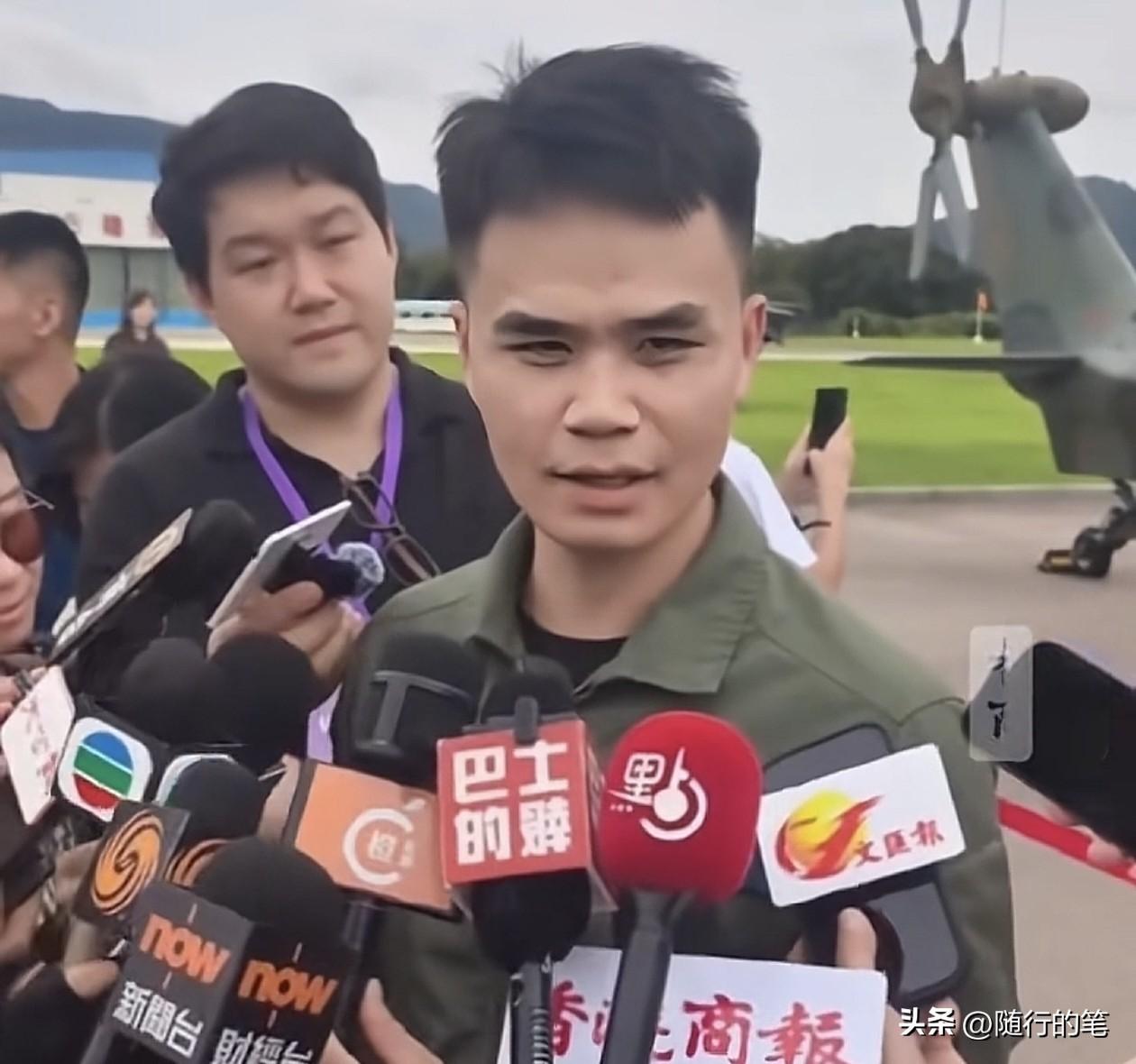 解放军驻港部队开放日，大批港媒采访，军官用粤语接受采访。

随着香港回归祖国29