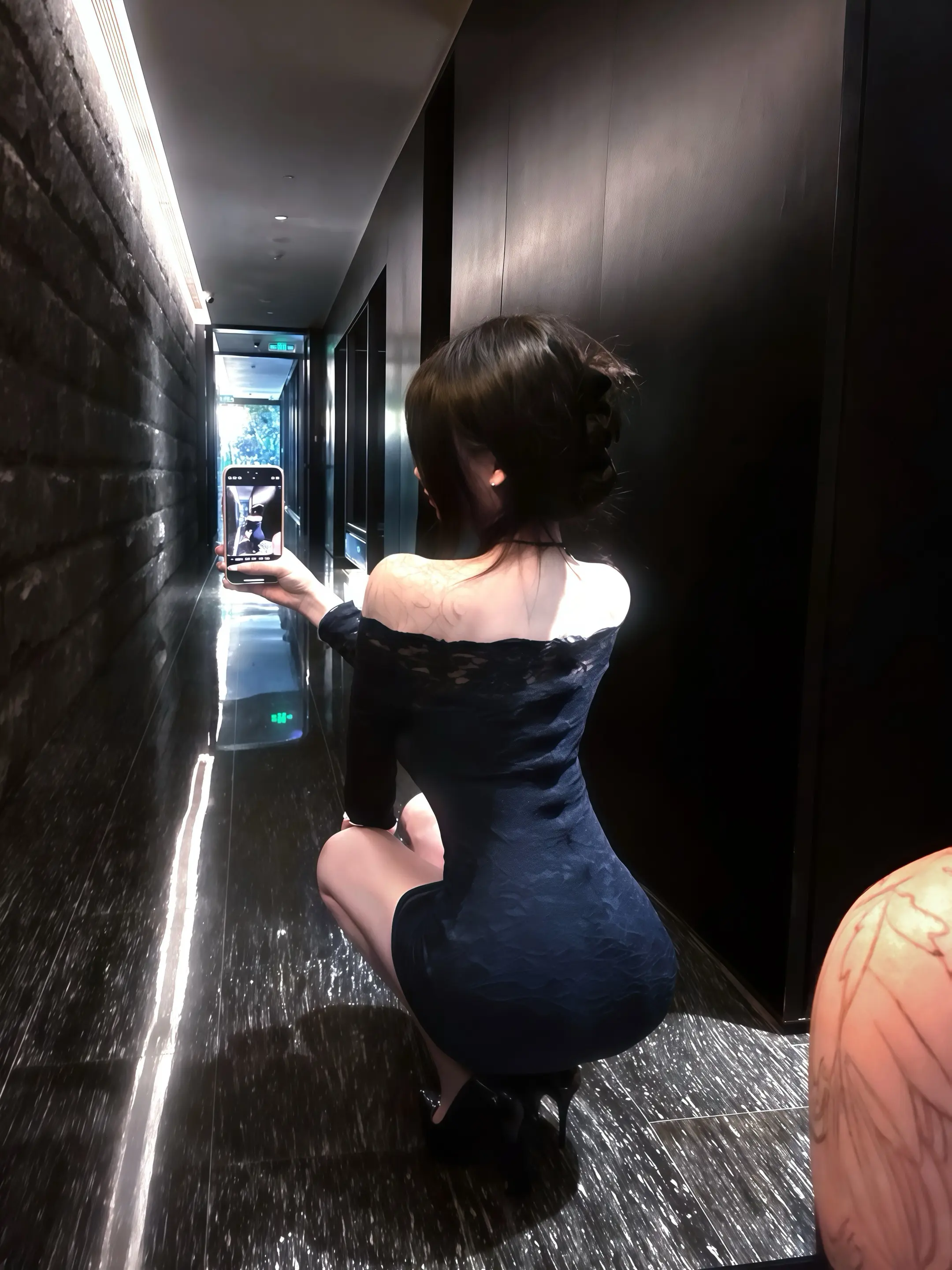 又跟别的女的说话是吧 我真应该拿条狗链把你栓家里