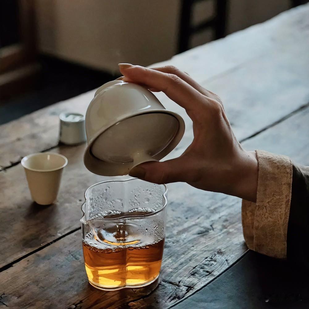 《茶道天成·朝天子体》
水儿翻，烟儿旋，一盏清欢胜万钱。茶儿浮，心儿宽，莫惧尘波