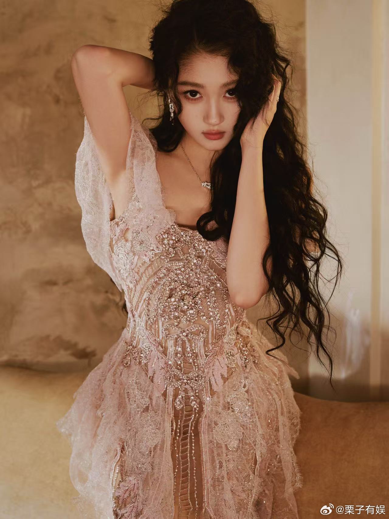 关晓彤蕾丝长裙关晓彤es高定蕾丝粉裙关晓彤es高定蕾丝粉裙，好看，
