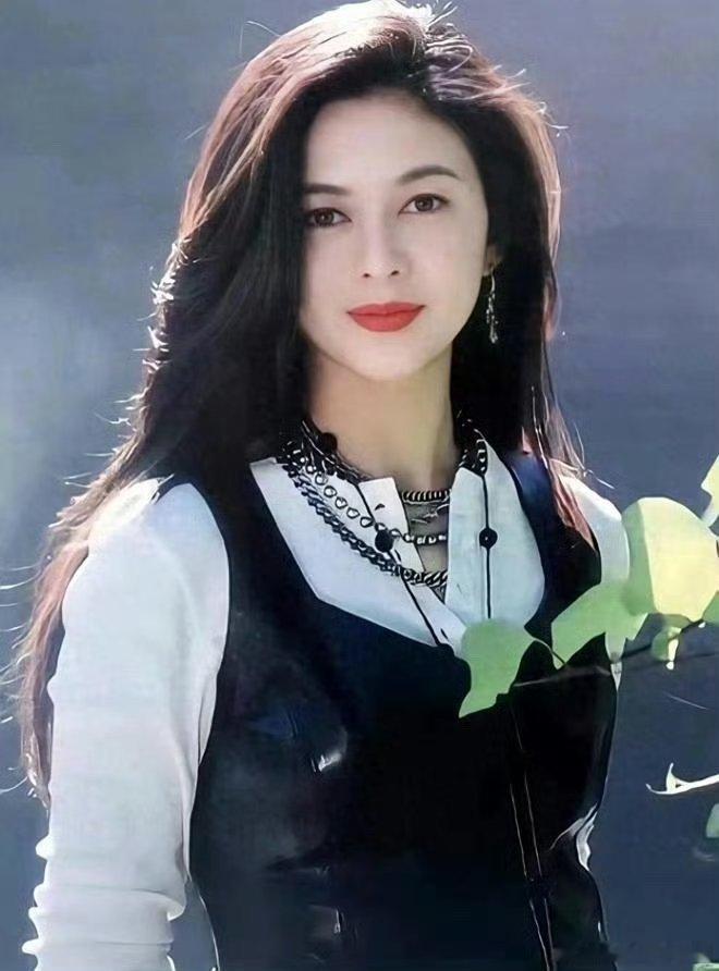 关之琳斩男也斩女 关之琳年轻时是港星女神，现在更有韵味！一身白礼服配黑披风，又美