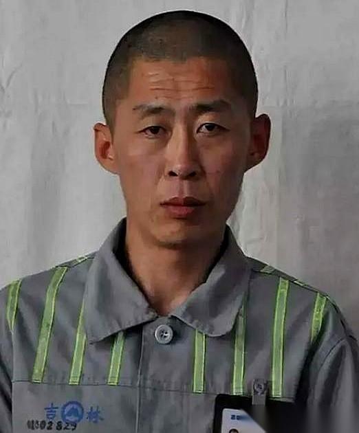还有一年多就出狱了，朝鲜特种兵朱贤健却动手了。
他徒手爬上6米高的狱墙，无视头顶