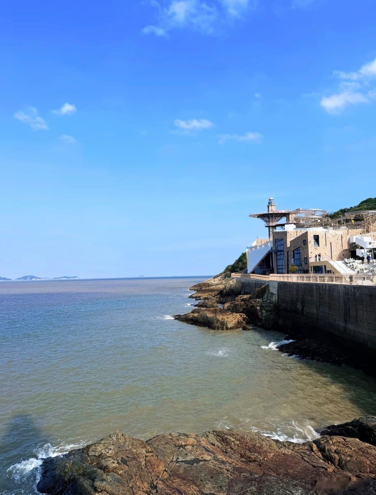 📍这个景点可以给到夯金沙滩和灯塔联动 浮光跃金 鲦鱼出游从容这个灯塔和鱼真的绝