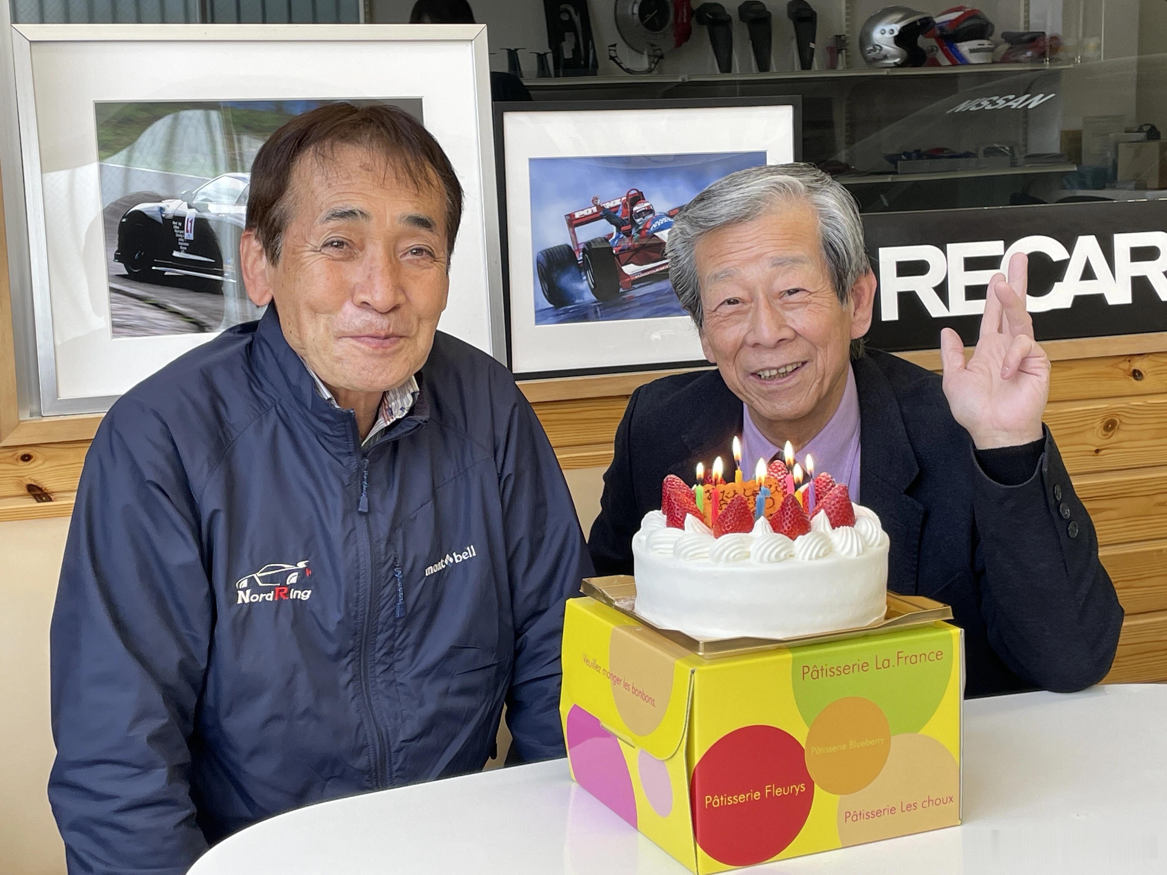 3月10日，74岁的水野和敏给R35GT-R“超高性能域开发测试车手”鈴木利男过