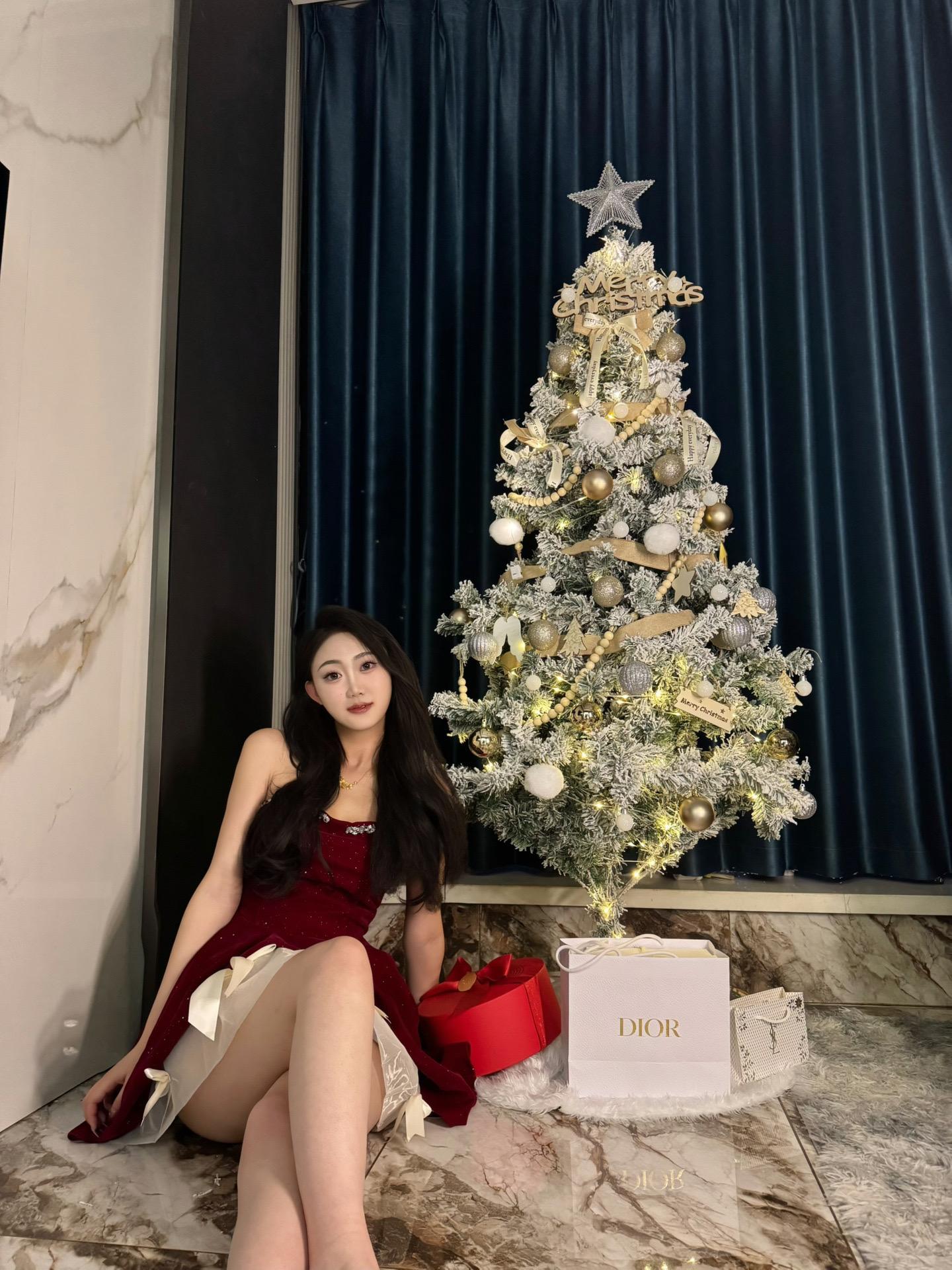 你常常不自信怕比不上很多人  可是玫瑰代替不了紫罗兰  我的爱给你兜底