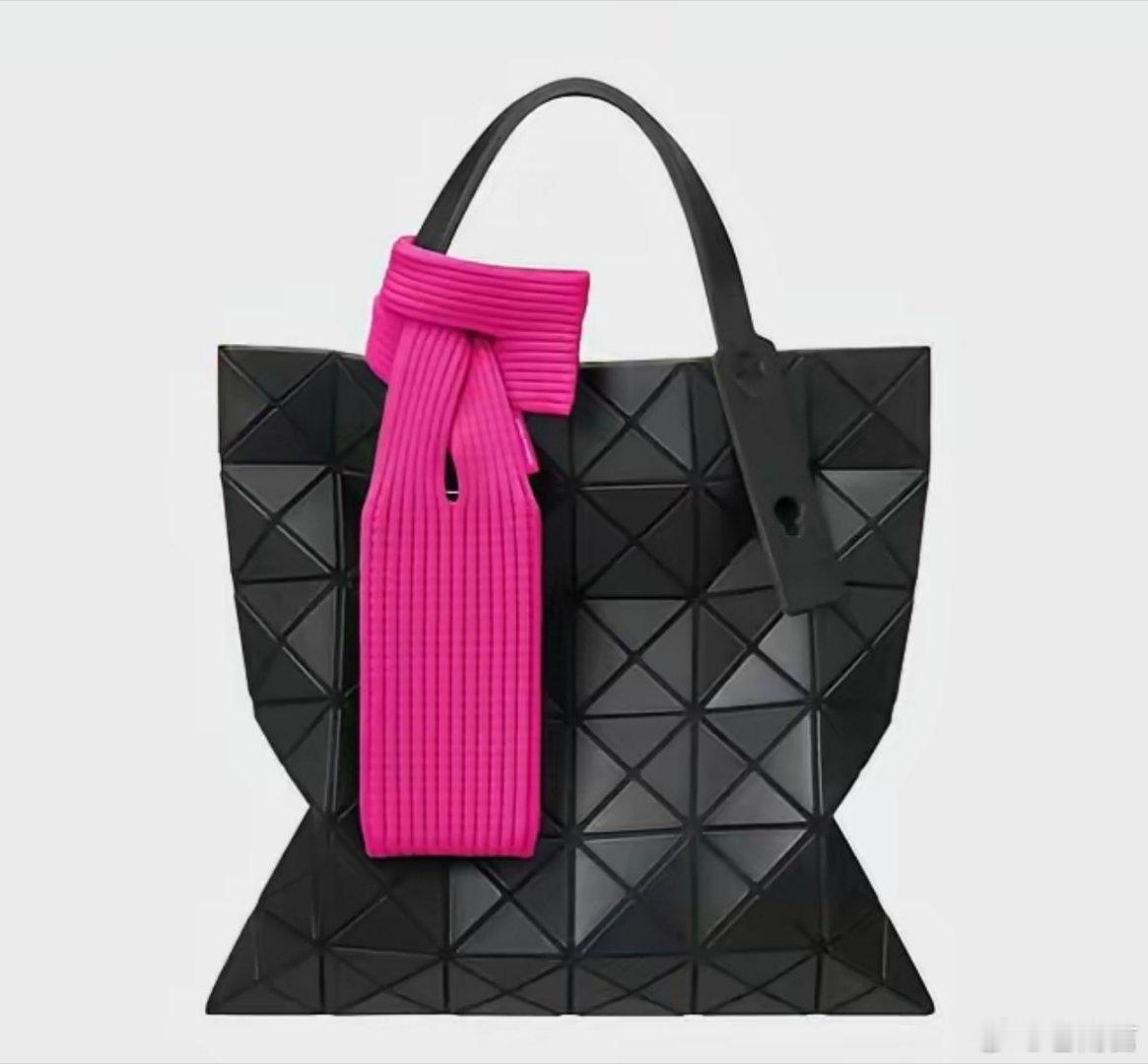 有人说“买的是设计和联名情怀”，三宅一生的褶皱工艺确实特别，苹果的品控也有保障，