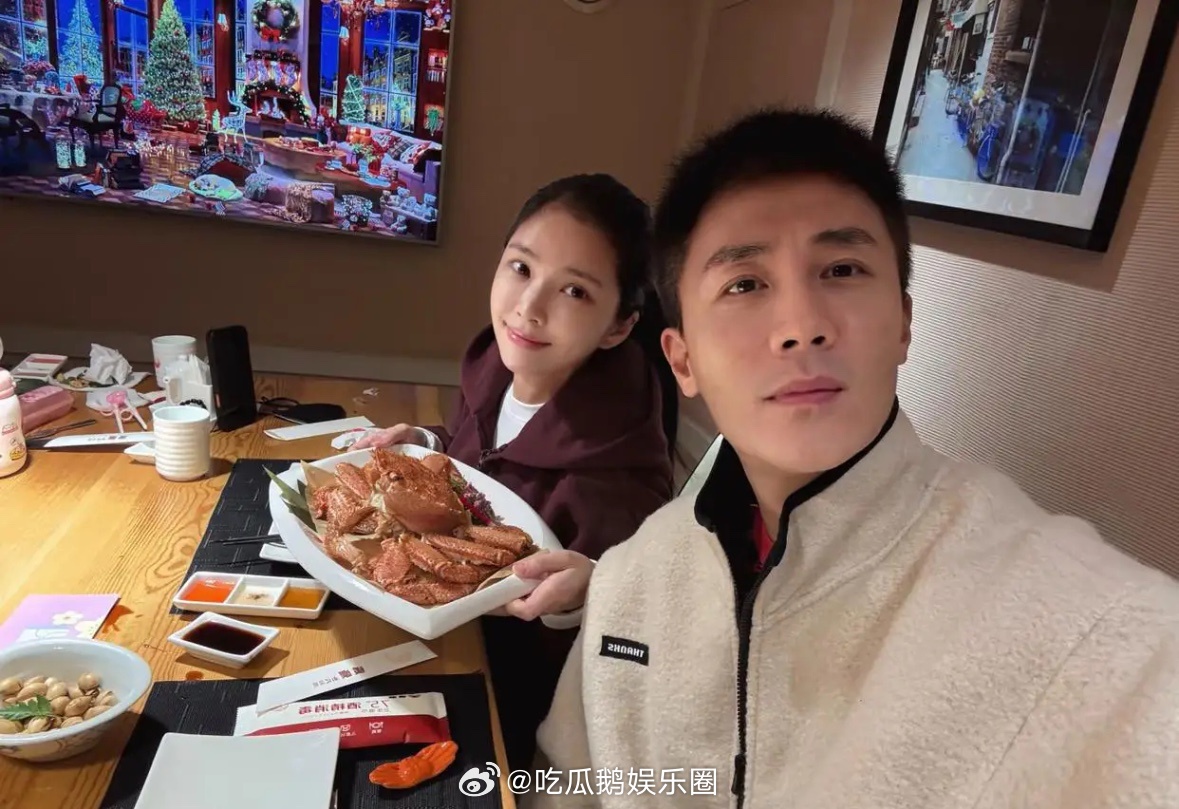 杜淳和老婆王灿兮到餐厅吃海鲜大餐，夫妻俩看起来好般配。王灿兮的皮肤好白，长得挺漂