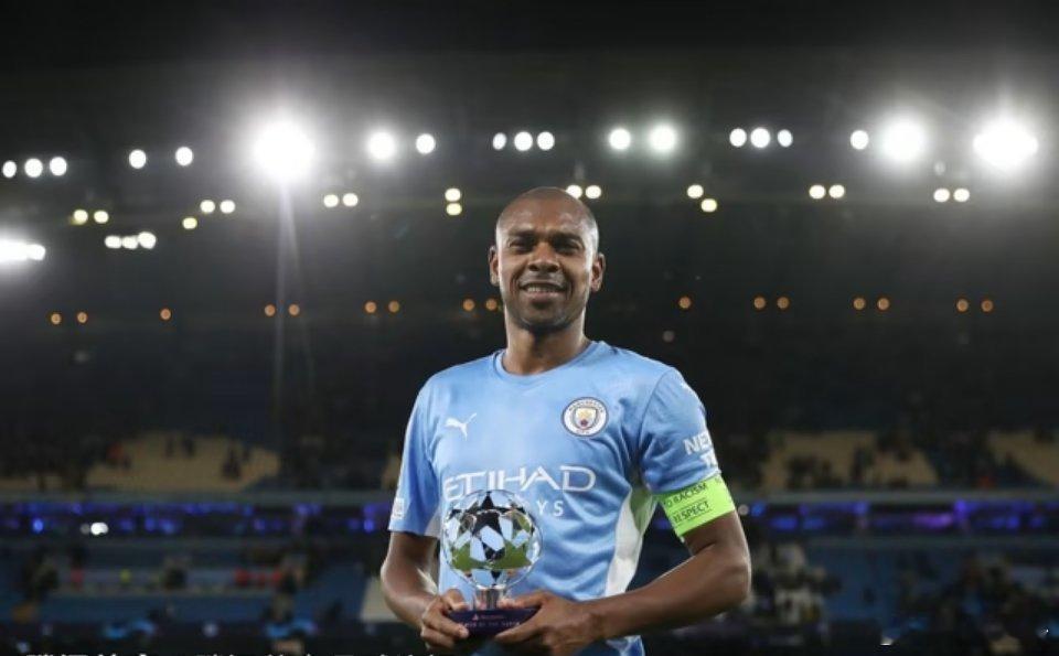 40岁的前曼城中场费尔南迪尼奥在接受巴西媒体采访时正式宣布退役，结束了自己长达2