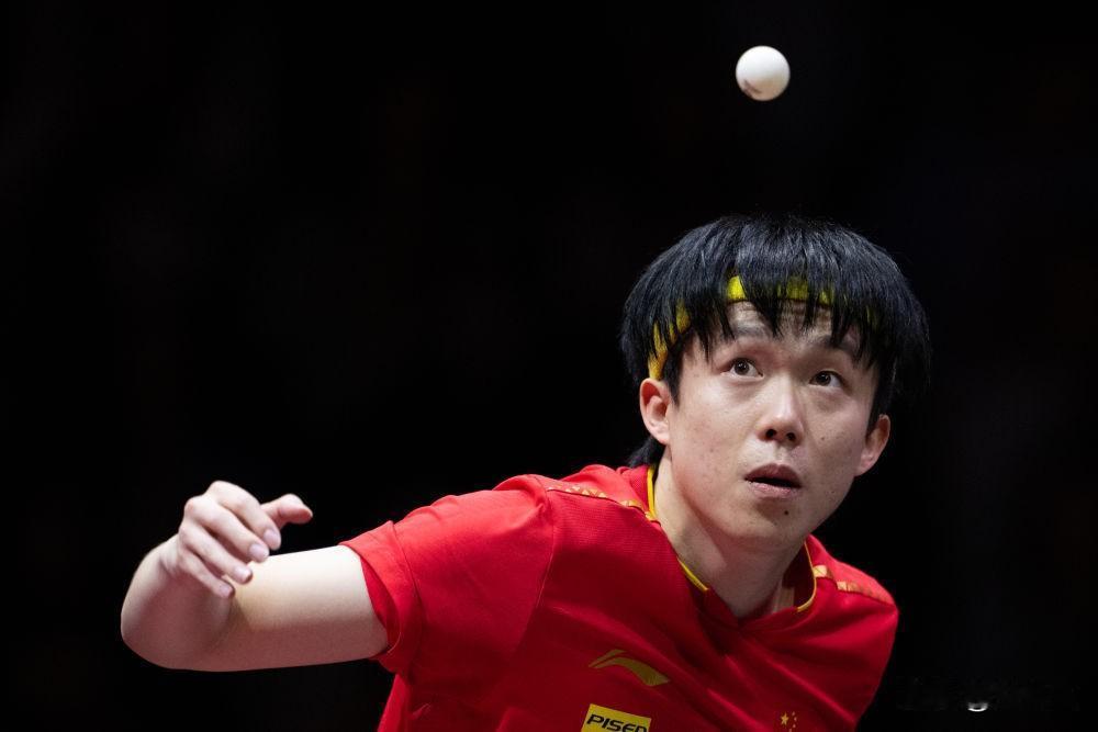 赛场上的王楚钦，始终怀揣着一股不服输的锐气与韧劲。从年少成名到稳挑大梁，他凭借一