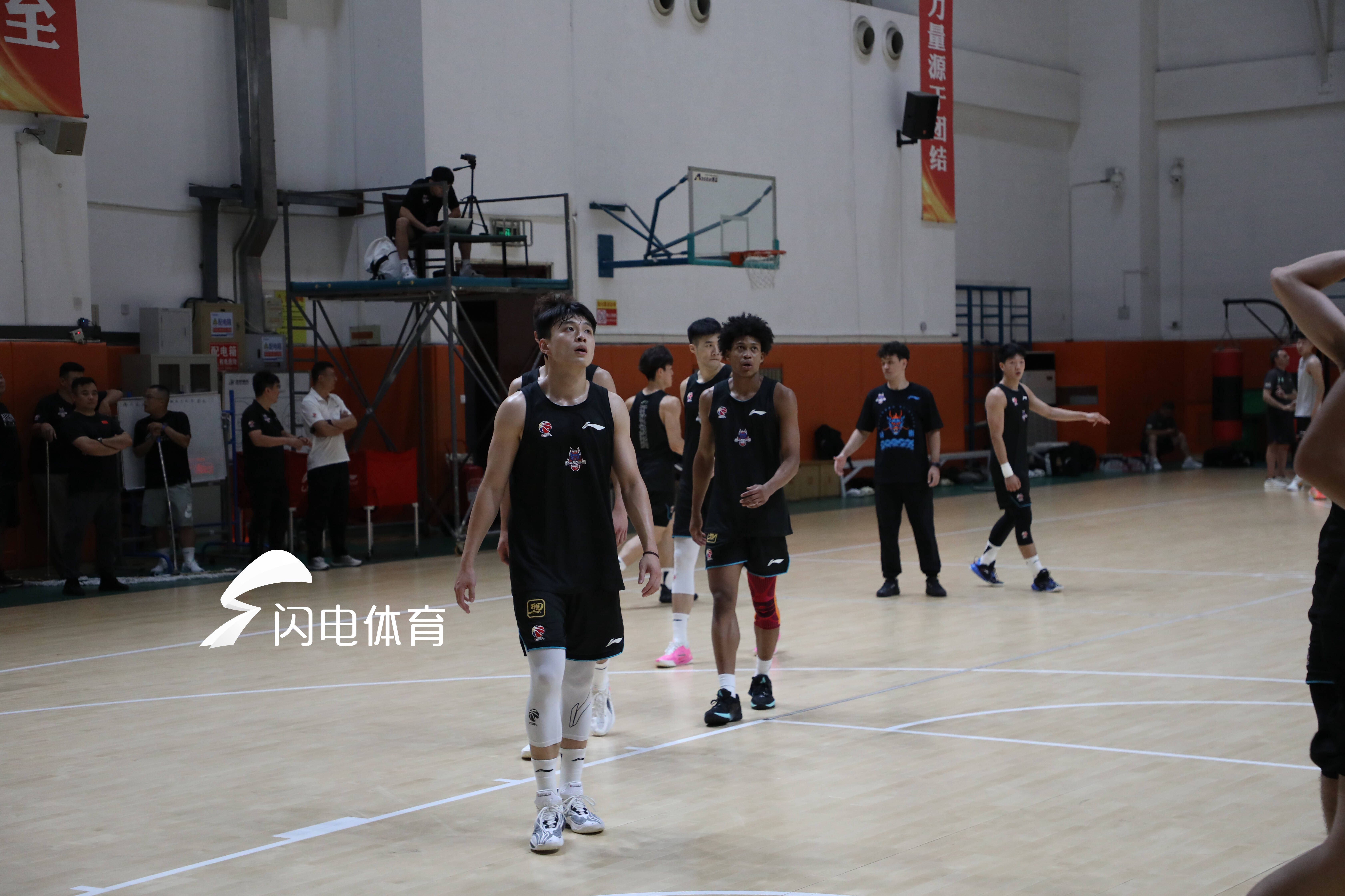 与辽宁队的内部教学赛，山东高速男篮一线队队员张旭、赵仕浩、谢智杰、米艾力、陶汉林