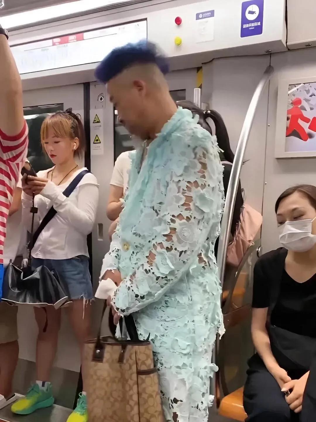 这千疮百孔的衣服，一定灰常贵吧！