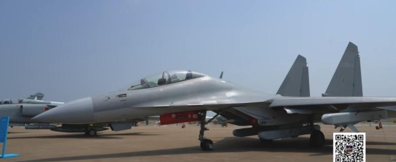 画面里，歼击机列阵待飞，歼-35滑行在跑道上尽显锋芒，演练场中硝烟升腾，实战化训