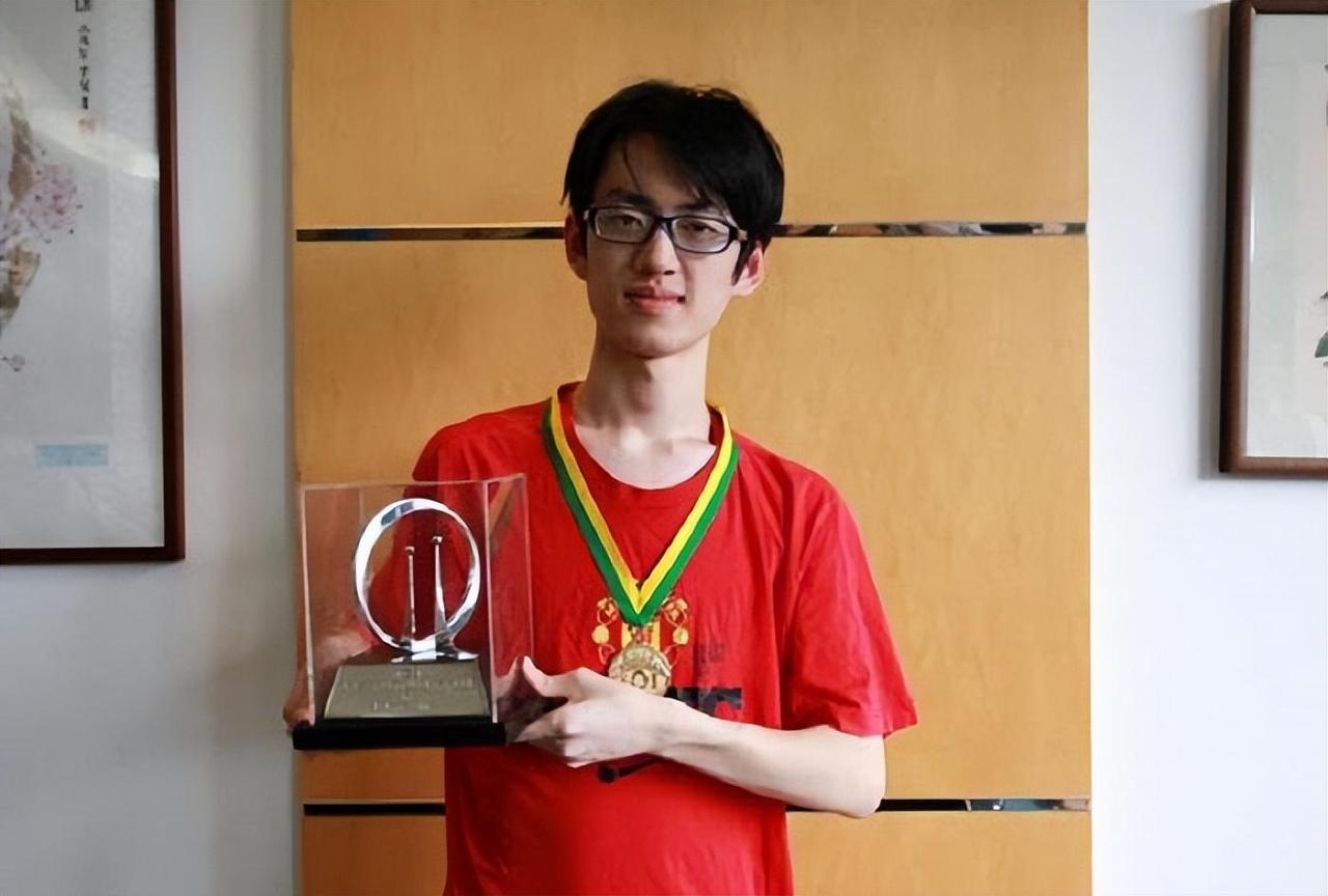 陈立杰，昔日沉迷网游，后逆袭成清华姚班计算机天才，获特等奖学金，30岁受聘加州大