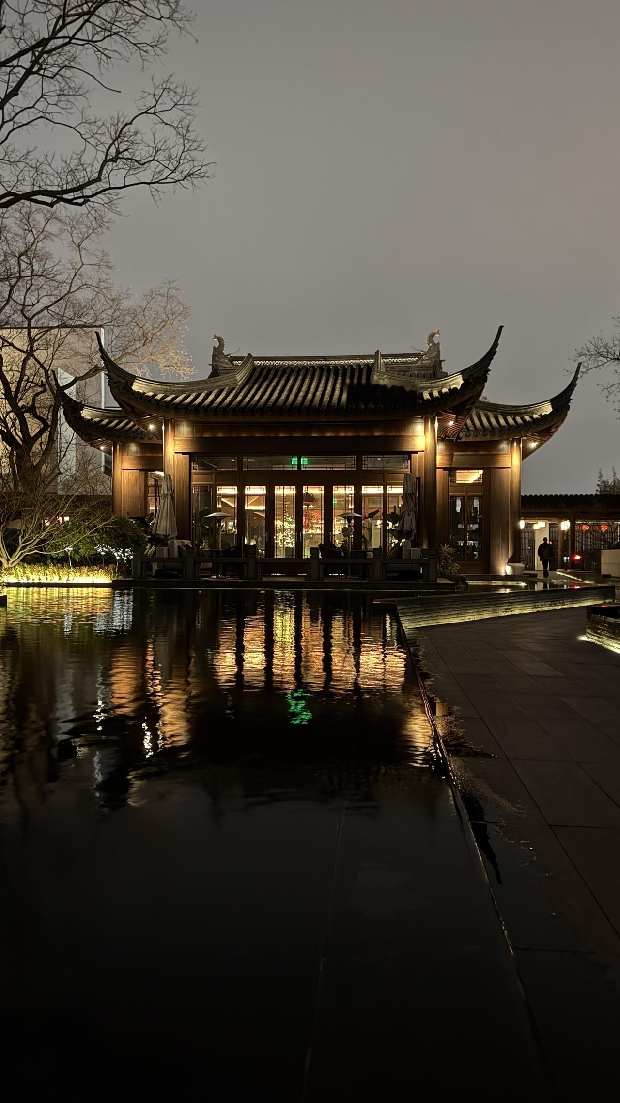 分享一张最近随手拍的照片一池静水映楼台，满院夜色入梦来。