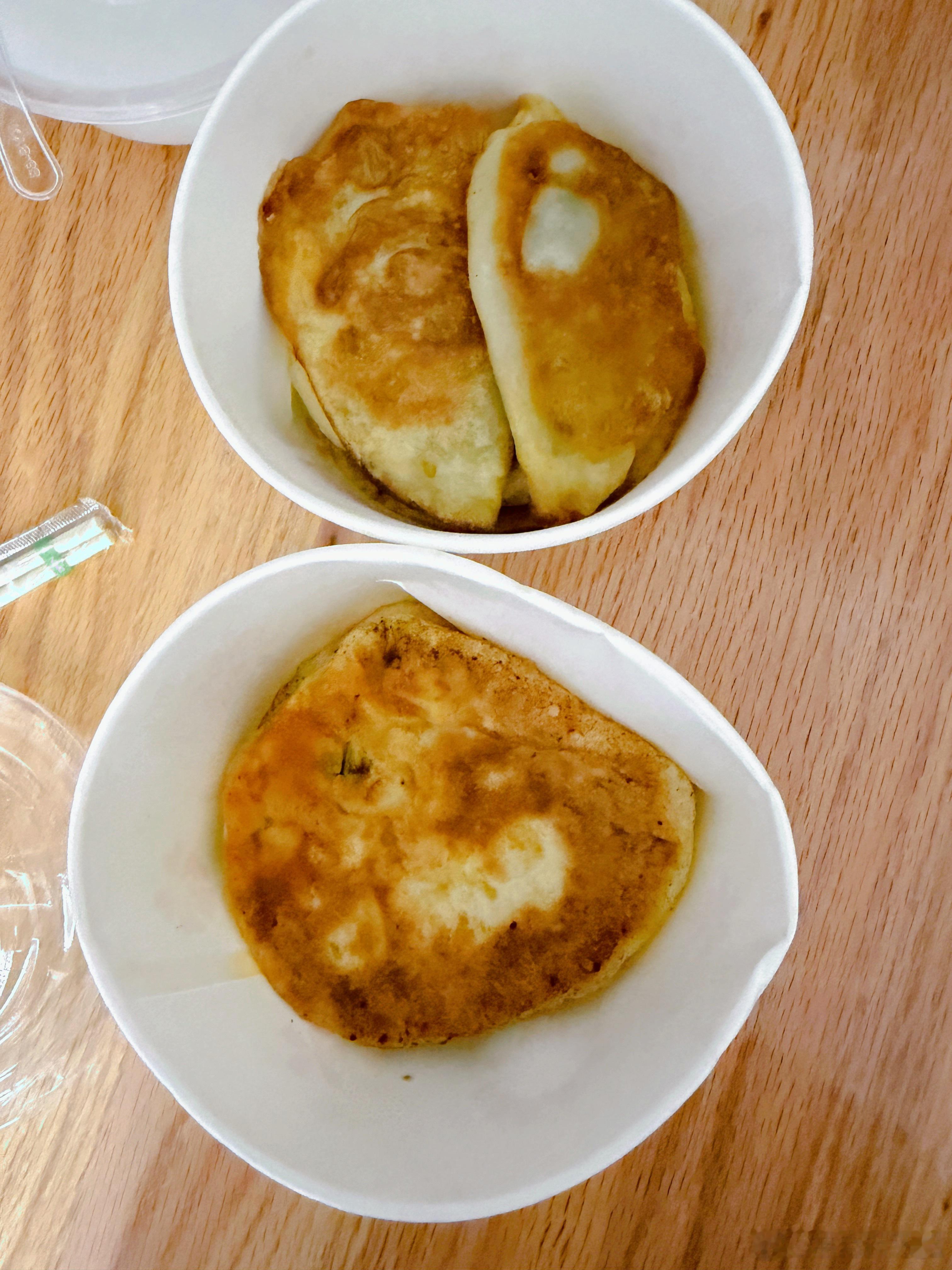 晨光未及叩窗，一缕饼香悄然入梦，随即在梦境的边缘传来：“饭食已备，速来速来。”那