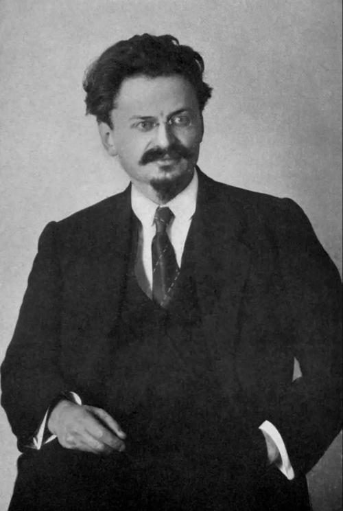 为什么喜欢F111的人远少于喜欢F14的人？
F111的作战半径和载弹量可是大于