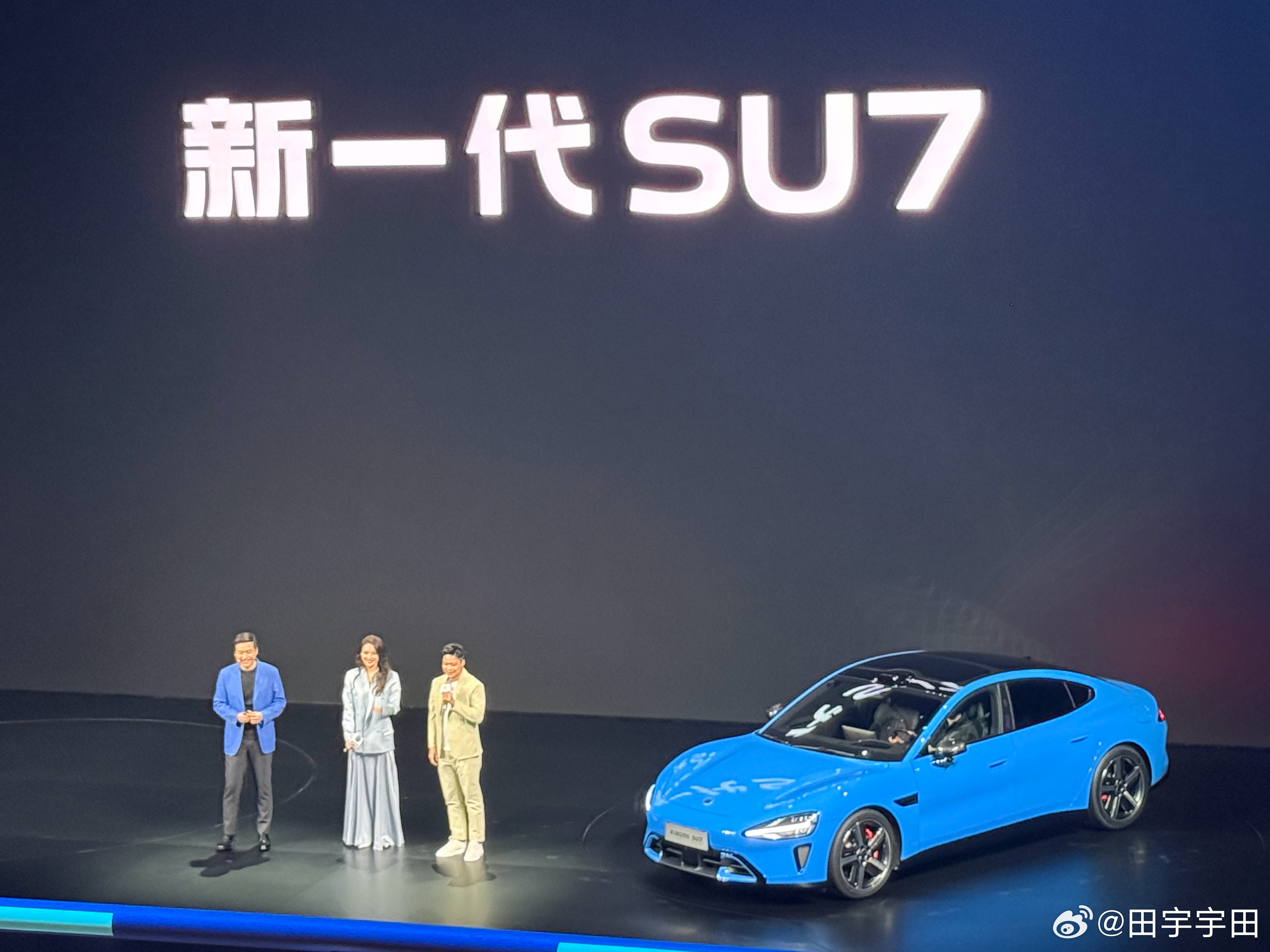 小米新一代su7今日发布两位代言人亮相雷军说：新一代SU7，做大做强，再创辉煌 