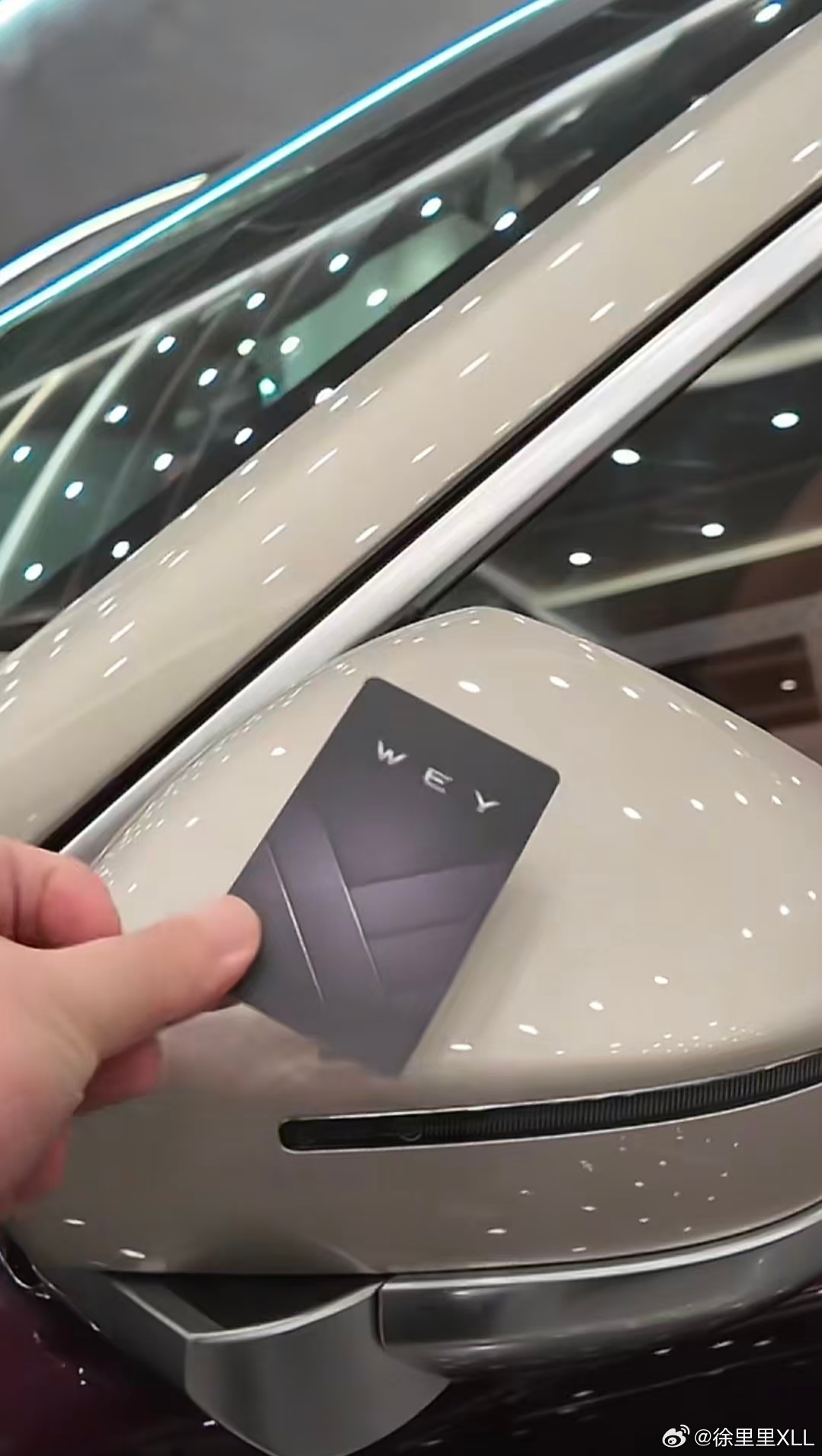 CC终于舍得上卡片钥匙了…感应位置还是在耳朵上。猜个车吧。