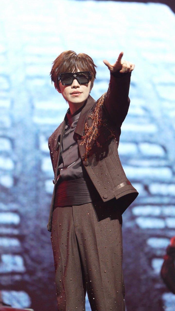 谁不想急头白脸看一场徐良演唱会 南昌站报到通知：请各位同学放下书本，带上热爱。准