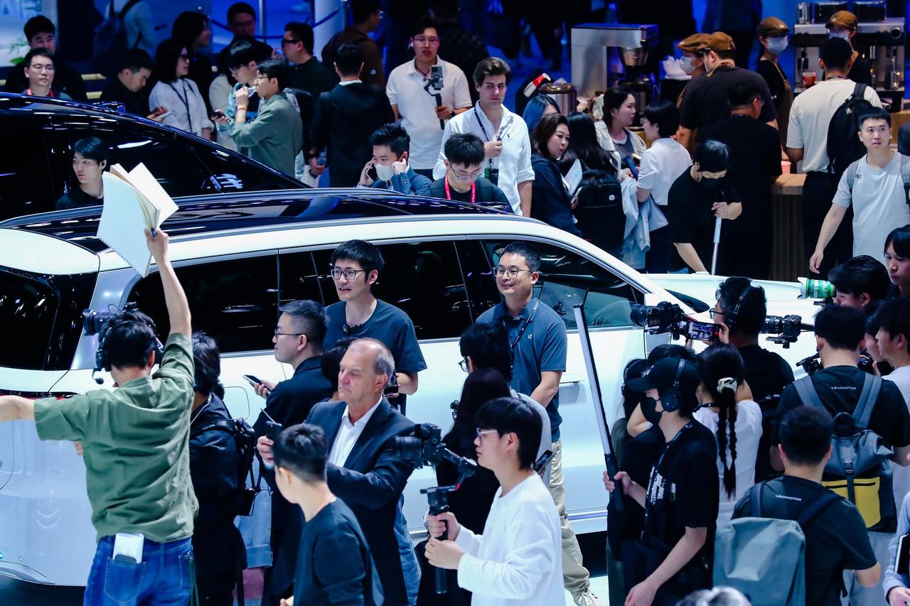 绝了！央视撑腰、外媒挤爆，零跑展台为啥全是老外？
 
走进北京车展的零跑展台，仿