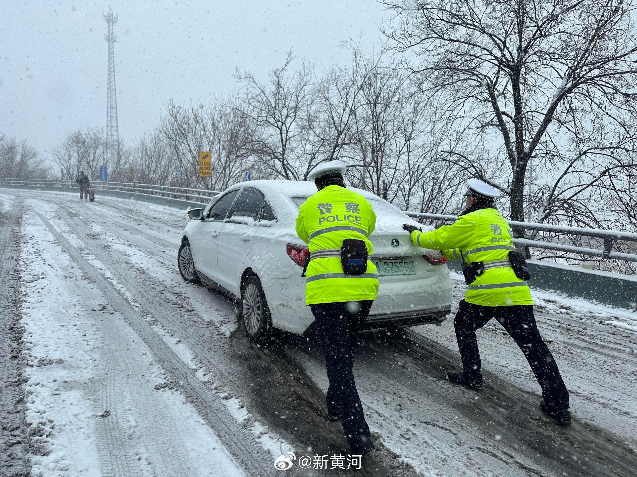 【#济南降雪将于21时许逐渐停止#】截至3月2日18：00，济南降雪仍在继续。经