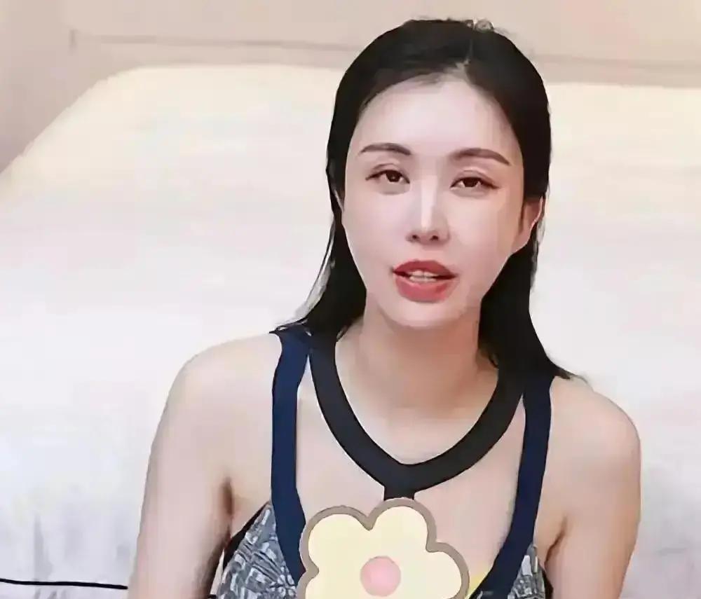 蕾丝一俯拍，20万粉丝瞬间蒸发。
田朴珺的520直播间，低胸礼服裹着精华液，弹幕