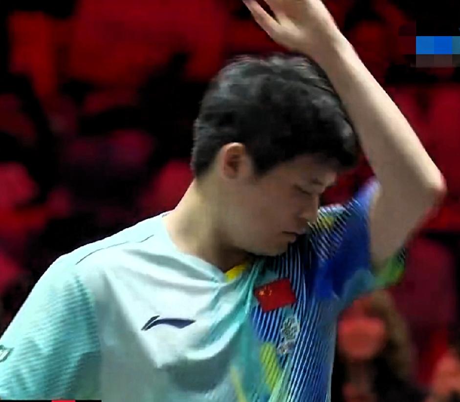 林诗栋11-3干净利落赢下第4局，总分3-1锁定全场比赛胜利，率先闯入赛事八强。