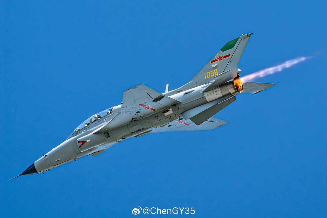 教九的发动机喷射的尾焰，也能有带马赫环的气流。涡喷十三发动机也能有这么漂亮的马赫