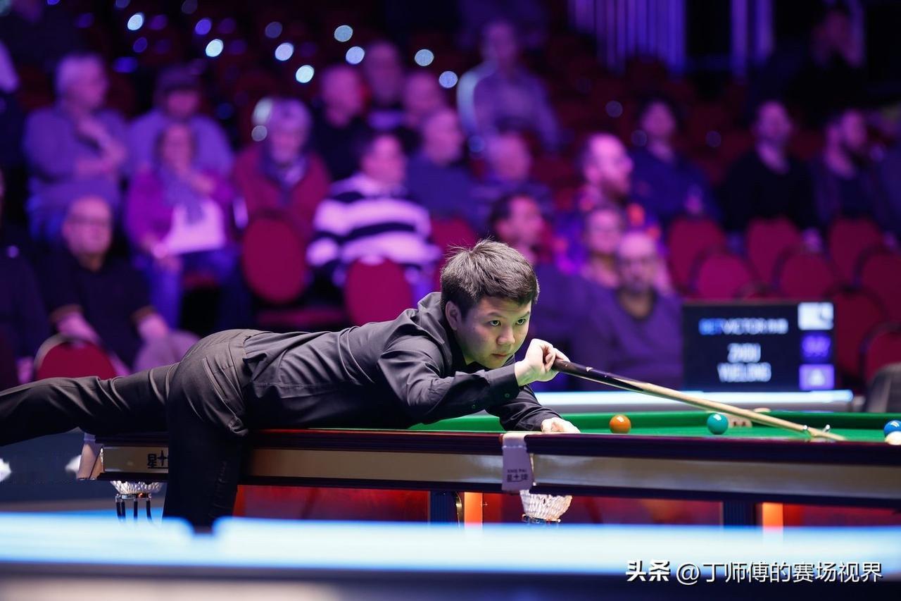 威尔士公开赛第二轮比赛落下帷幕，赵心童、吴宜泽和周跃龙携手晋级！
周跃龙战胜世界
