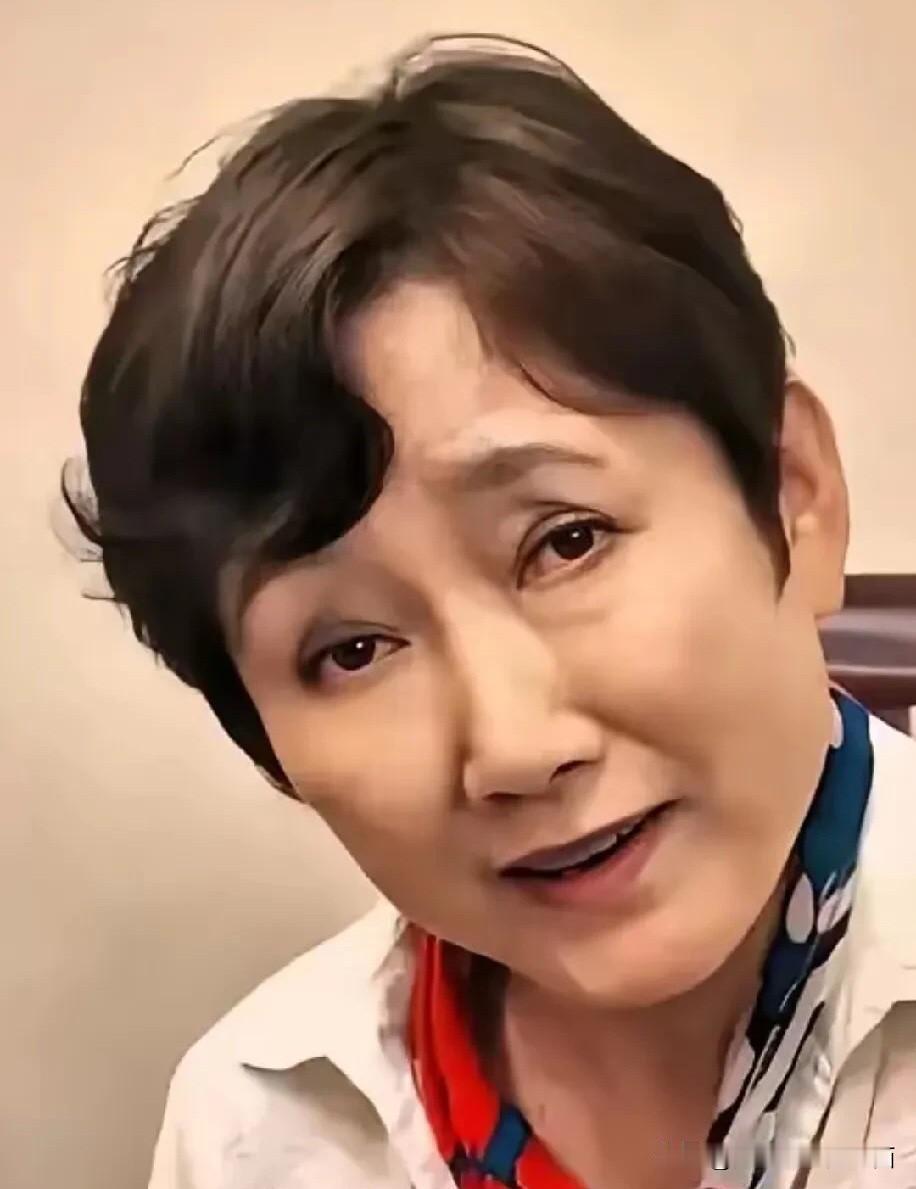 年轻时候的成方圆，柳叶眉、杏眼，樱桃嘴，五官比较标致，长相有辨识度，在那时算得上