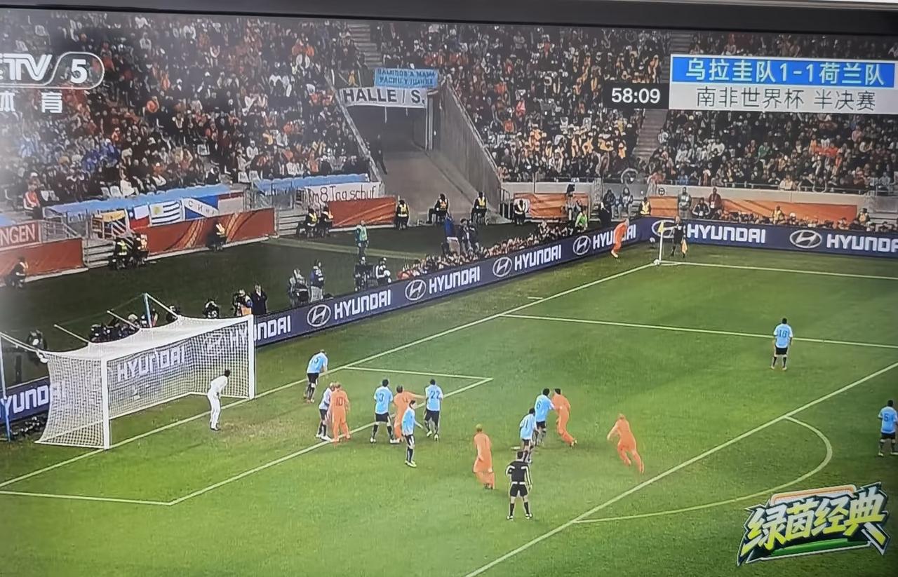 CCTV5在放什么啊！

美加墨世界杯即将到来，CCTV5在放往届世界杯的精彩对