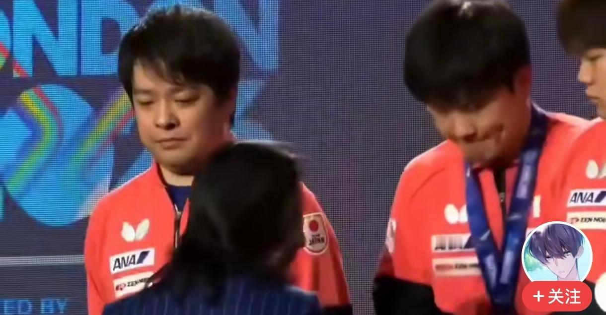 张本智和兄妹恐怕以后在日本好不了，你看看台上细节，除了张本美和和双打伙伴在一起，