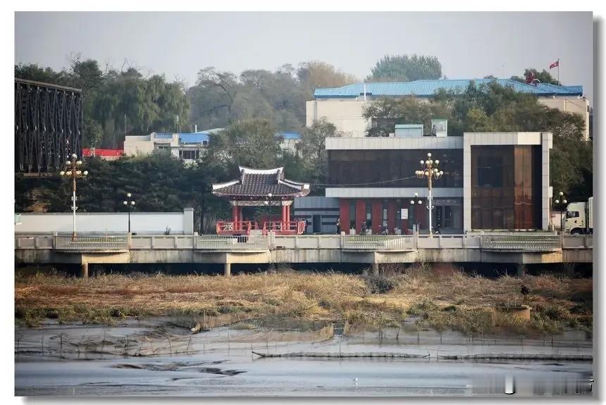 在丹东鸭绿江断桥边的江边漫步，可以清楚地看到江对岸朝鲜的新义州市，那是朝鲜平安北