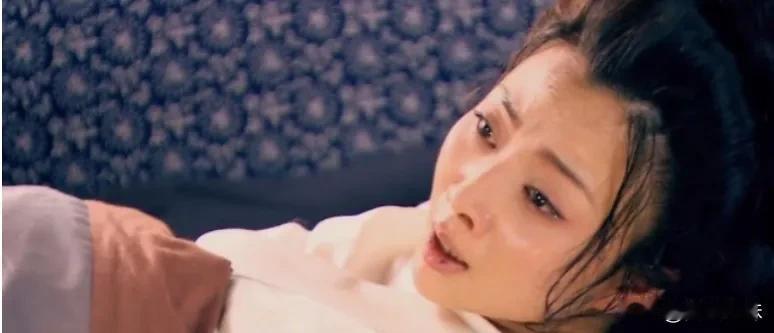 公元655年，武则天难产昏死了过去，产婆问照顾她的姐姐：“保大还是保小?”姐姐瞟