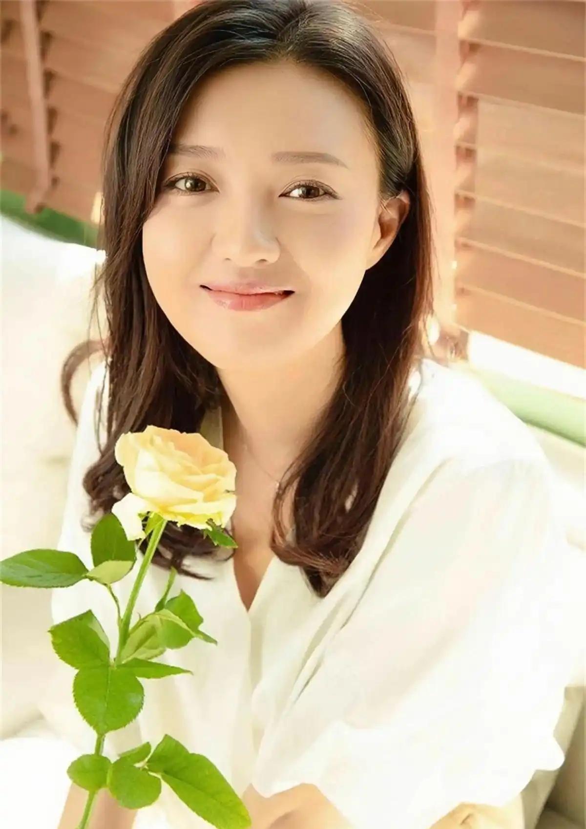 在娱乐圈的繁华喧嚣中，有人自带流量光芒万丈，有人默默耕耘难出圈。傅晶便是后者，她