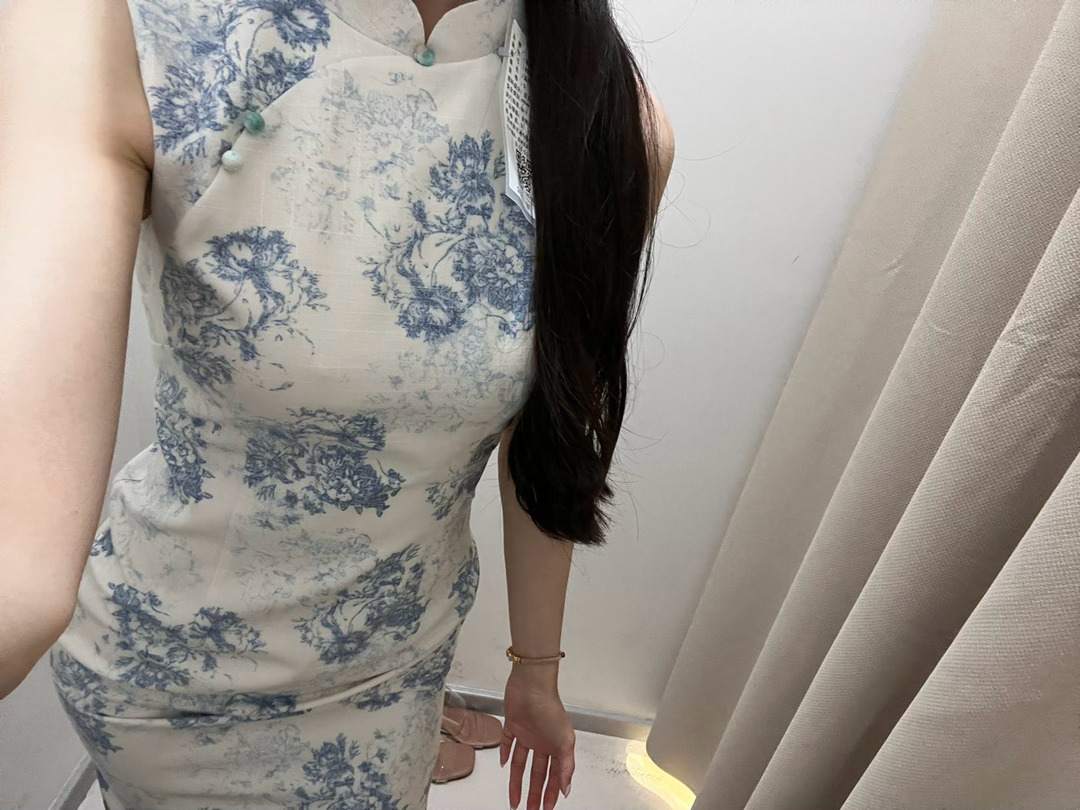 王嘟嘟回归了 在买旗袍呢 老美了 