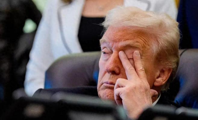 前两天特朗普在社交平台上突然甩出个大新闻，声称只要不是高收入群体，每个美国人都能